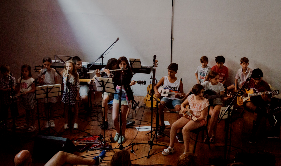 Alumnos en actuación